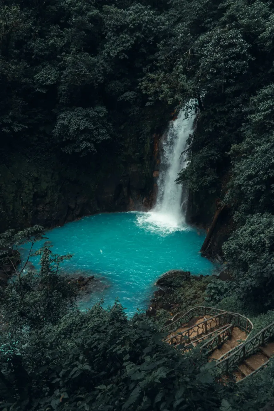 Catarata de Río Celeste cayendo a una poza turquesa rodeada de bosque